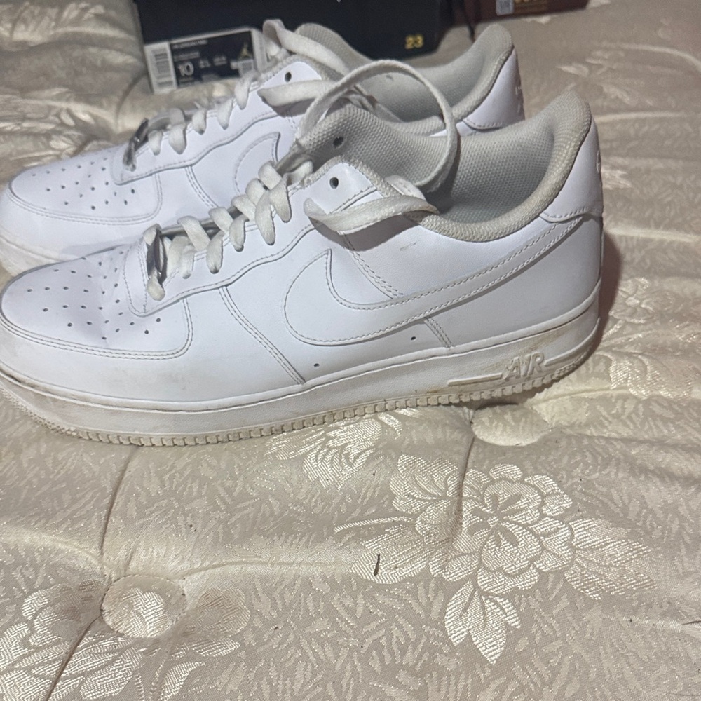 Nike White Air Force 1 Sneakers Classic Design